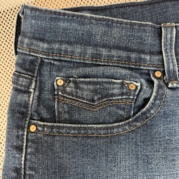 Levi’s 515 Mid-Rise Medium Wash Denim Jean Shorts Size 4 Classic Perfect Fit EUC - Picture 3 of 16